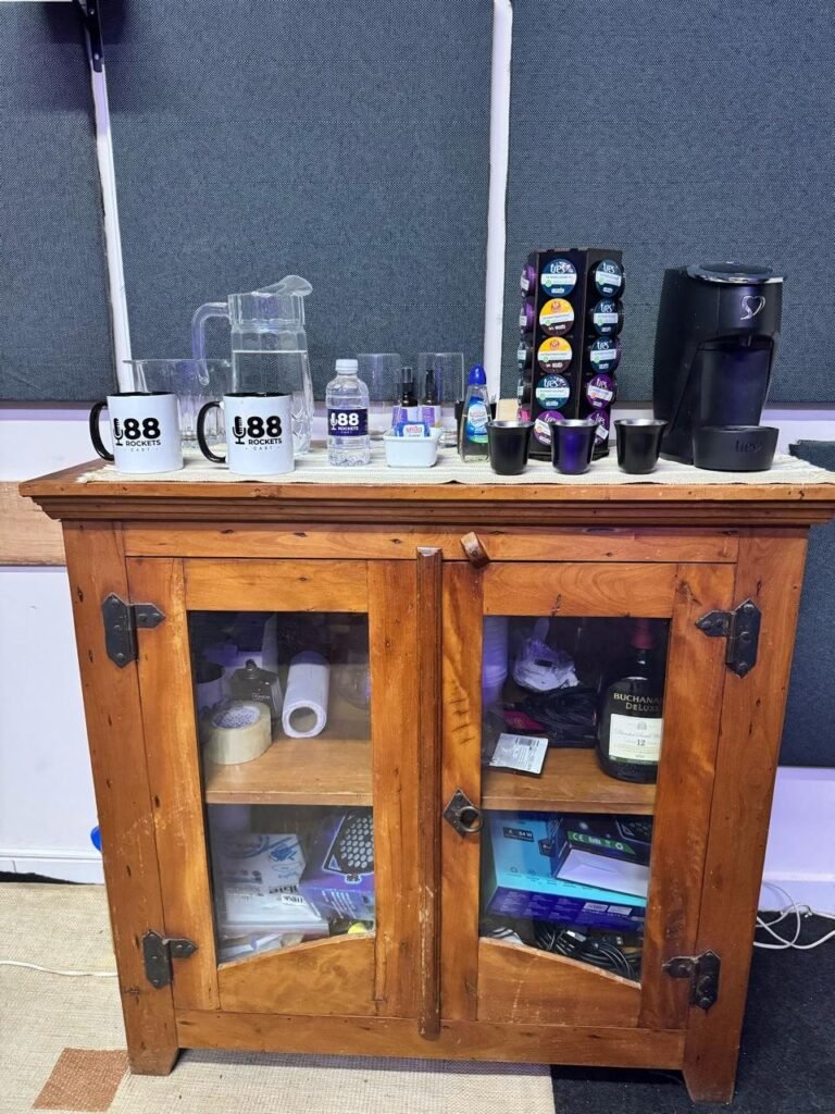 Detalhe do espaço de apoio com café