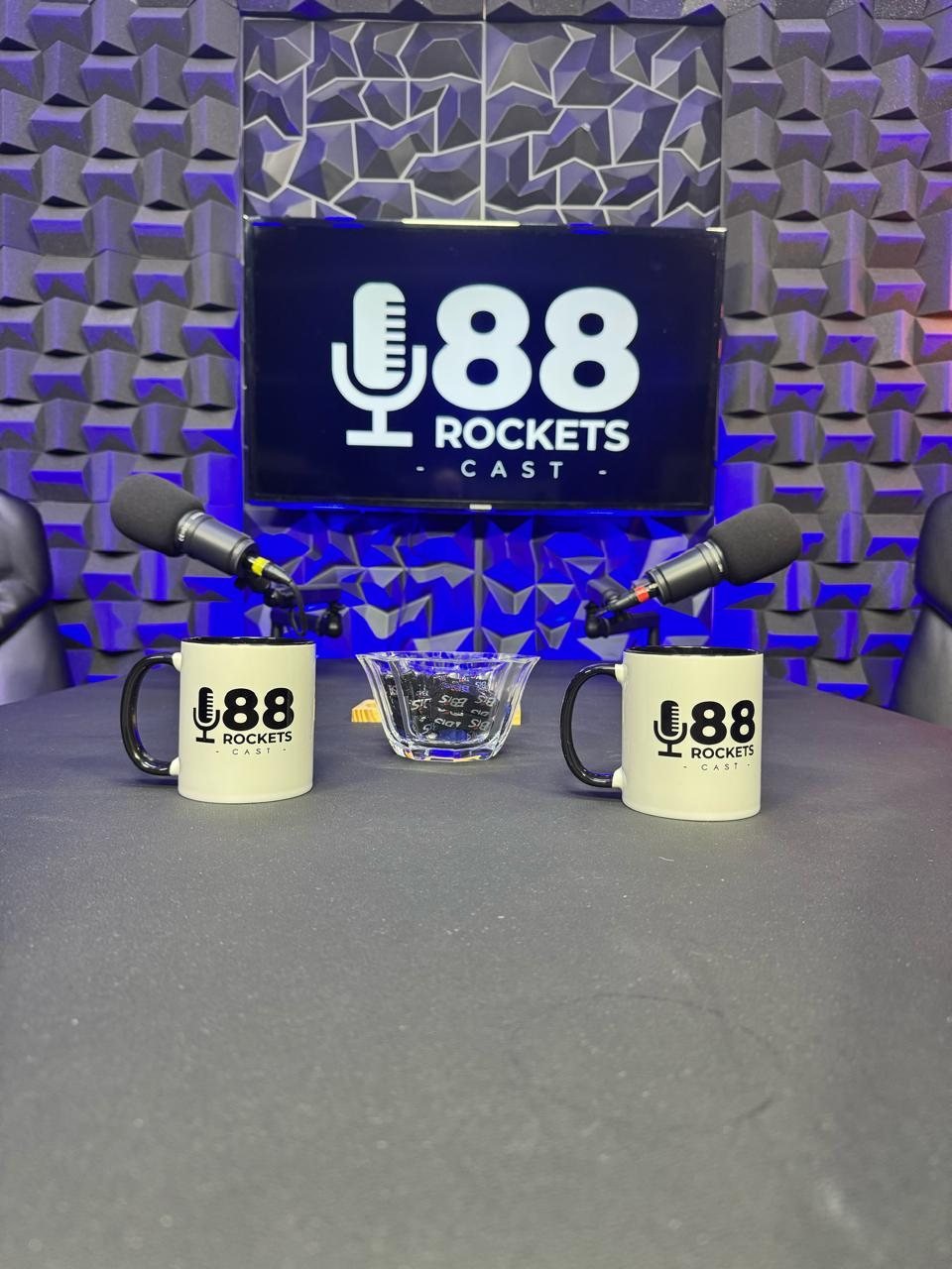 Canecas do 88 Rockets Cast posicionadas na mesa de gravação do estúdio