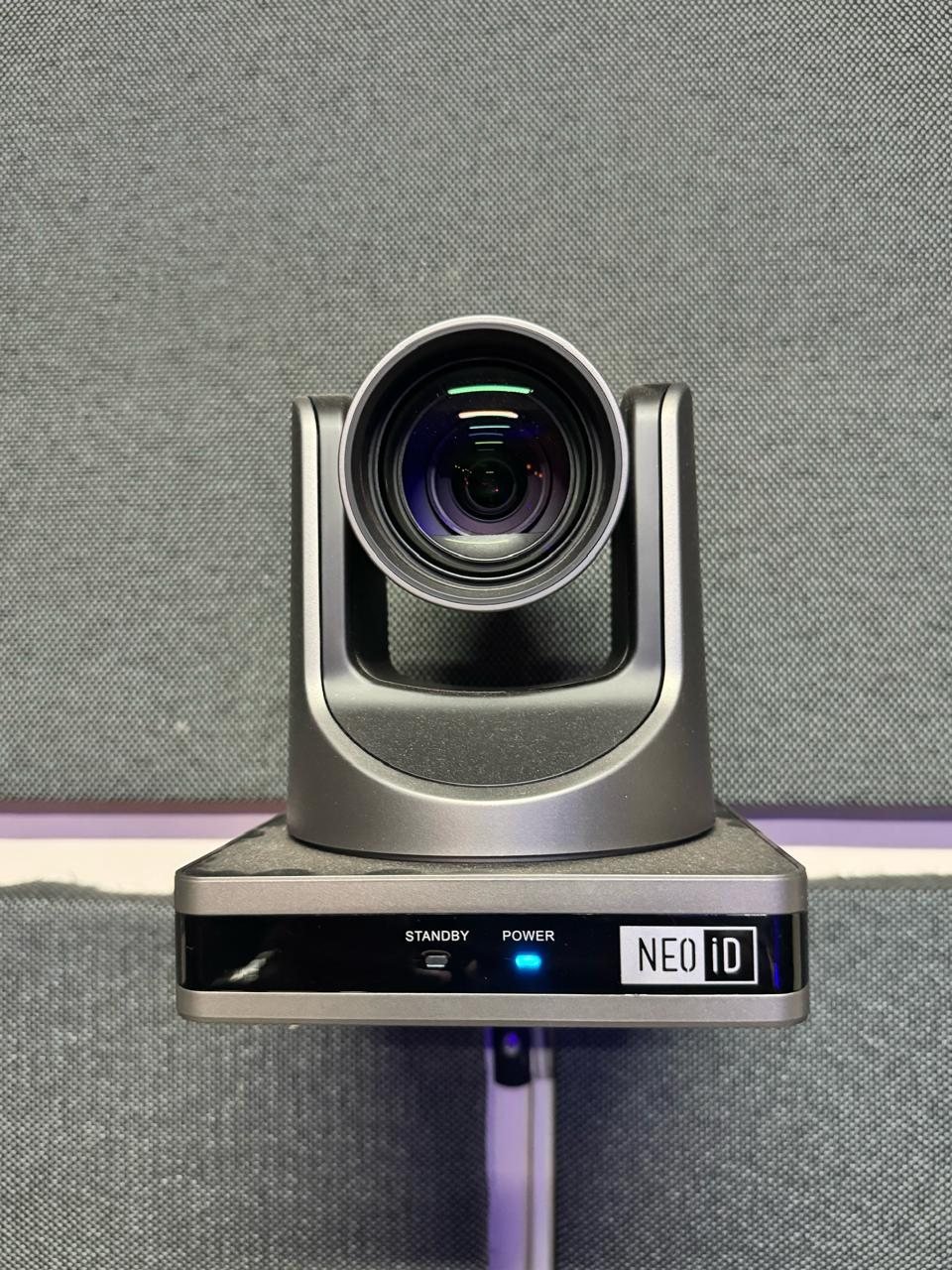Câmera PTZ NEO iD instalada na parede acústica do estúdio de podcast
