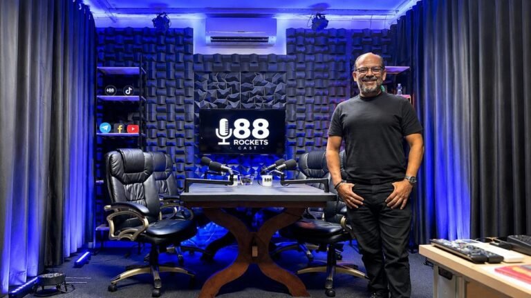 Vista ampla do estúdio de gravação 88 Rockets Cast em Campinas com iluminação cênica azul