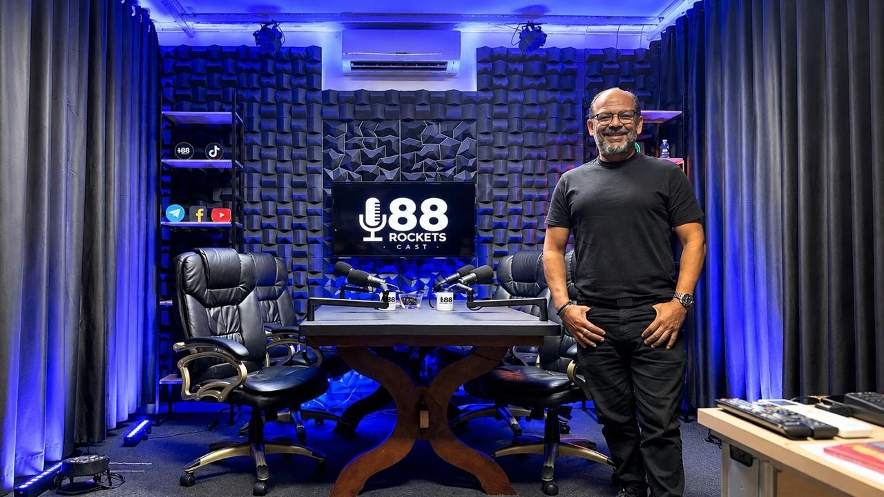 Vista ampla do estúdio de gravação 88 Rockets Cast em Campinas com iluminação cênica azul