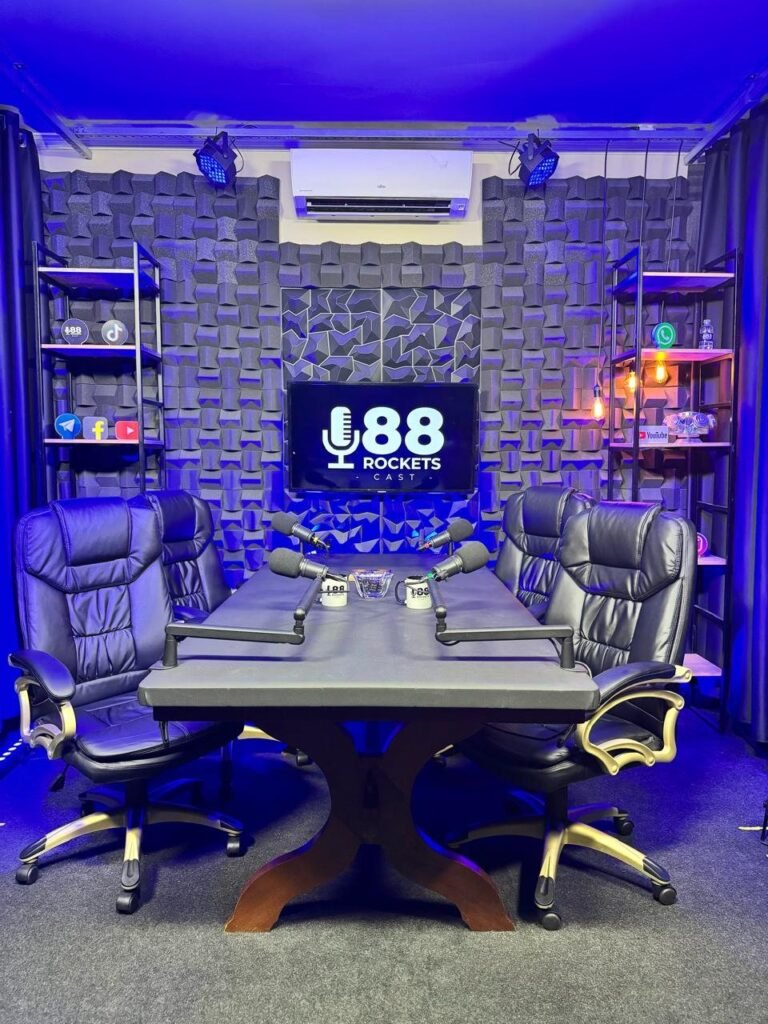 Mesa do estúdio preparada para gravação de podcast